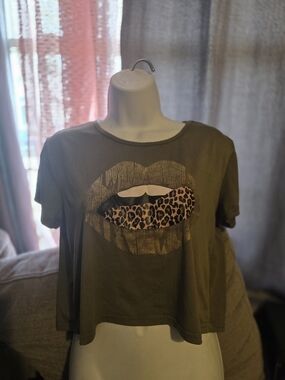Women’s Olive Graphic Crop Tee with Leopard Lip Print